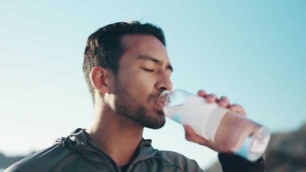 Strand Motion Och Man Dricksvatten Wellness Och Träning Med Återfuktning — Stockvideo