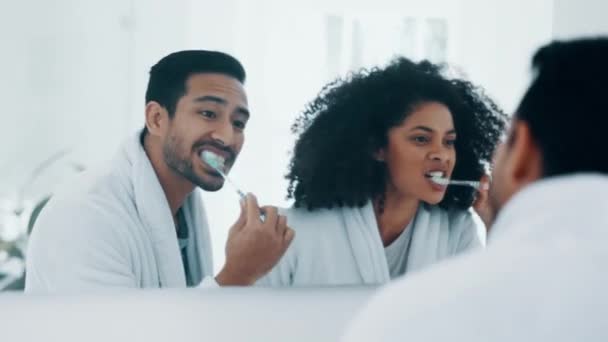 Διαφυλετικό Ζευγάρι Βούρτσισμα Δοντιών Και Καθρέφτη Στην Οδοντιατρική Υγιεινή Πρωινή — Αρχείο Βίντεο