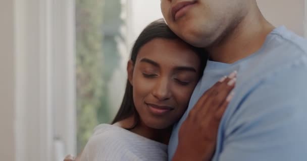 Knuffel Thuis Koppel Met Liefde Huwelijk Betrokkenheid Met Relatie Romantisch — Stockvideo