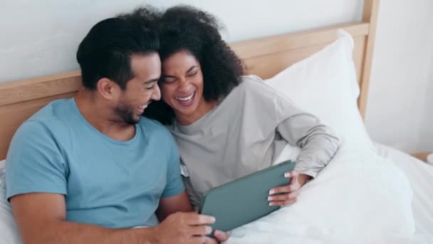 Tablet Ταινία Και Γέλιο Ένα Ζευγάρι Στο Κρεβάτι Μαζί Πρωί — Αρχείο Βίντεο