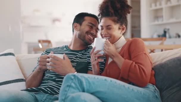 Pasangan Bahagia Tertawa Lucu Dan Kopi Sofa Berbisik Dan Rahasia — Stok Video