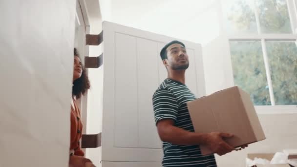 Недвижимость Коробка Семейная Пара Переезжающие Новый Дом Недвижимость Успешное Переселение — стоковое видео