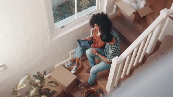 Tablet Merdivenleri Üst Katta Hareket Eden Sosyal Medya Parşömenli Video — Stok video