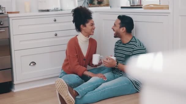 웃음과 재미있는 그들의 가정에서 바닥에 마시는 휴식을 취하기 집에서 이야기하는 — 비디오