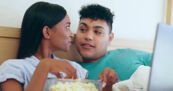 Film Talk Lit Pop Corn Couple Avec Série Ordinateurs Portables — Video