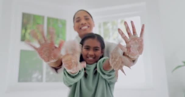 Rosto Mãe Criança Lavar Mãos Sabão Onda Para Bem Estar — Vídeo de Stock