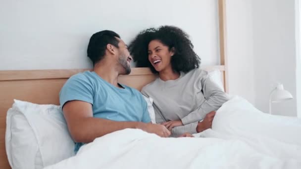 Yatak Çift Aşkla Muhabbetle Romantizmle Sabah Evlilikle Nsanlar Erkek Kadın — Stok video