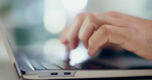 Ноутбук Руки Печатают Крупным Планом Боке Исследования Интернет Офисе Компьютер — стоковое видео