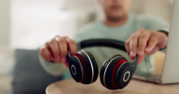 Écouteurs Musique Détente Avec Homme Sur Canapé Pour Liberté Abonnement — Video