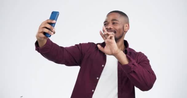 Estúdio Selfie Homem Com Paz Gesto Flex Mão Apontando Para — Vídeo de Stock