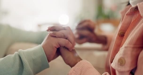 Paar Liebe Und Händchenhalten Für Unterstützung Freundlichkeit Oder Fürsorge Für — Stockvideo