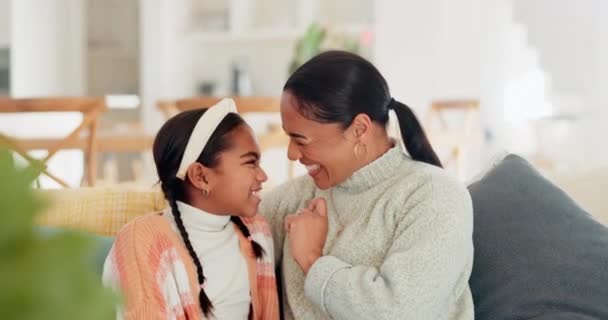 Relajarse Amor Madre Con Hija Sofá Para Juguetón Vinculación Alegría — Vídeo de stock