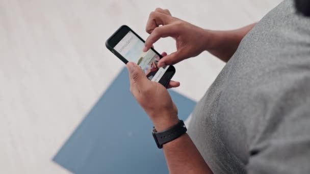 Мбаппе Человек Фитнесе Телефоне Подключением Поиска Идей Путешествия Отеля Поездки — стоковое видео