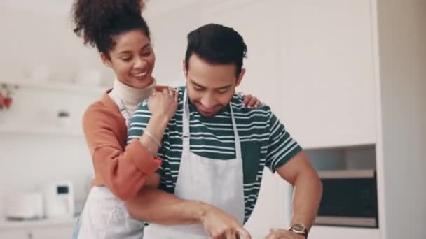 食べ物 カップルは 彼らの記念日にロマンチックな食事のために一緒に自宅の台所で抱擁しています 家で野菜を準備する幸せな男と女性との笑顔 — ストック動画