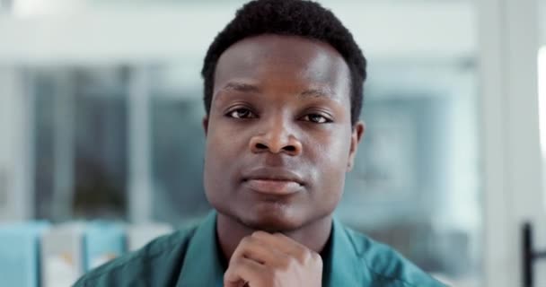 Homme Noir Sérieux Visage Professionnel Des Affaires Employé Dans Bureau — Video