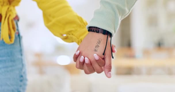 カップル クローズアップ ロマンチックな関係で一緒に愛 サポート ケアのために手を握る人々 パートナーへの忠誠心のための手助け 日付の親切さのためのコミットメントと信頼 — ストック動画