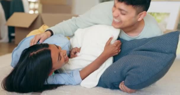 Kys Glad Par Hus Efter Flytning Kærlighed Griner Design Stuen – Stock-video