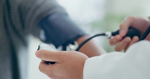 Doktor Hasta Elleri Kan Basıncı Ölçer Sağlık Hizmetleri Danışmanlığı Hizmet — Stok video