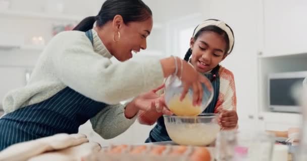 クッキー ハッピー 学習のためにキッチンで料理 食べ物 母と娘 デザート レシピまたは朝食のために家族の家で焼く女性と若い女の子との助け サポート — ストック動画