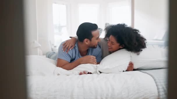 Umarmung Gespräch Und Paar Bett Lustiges Zusammensein Hause Zum Lachen — Stockvideo