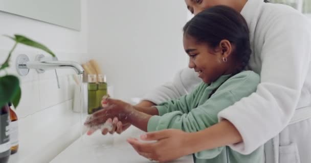 在家庭日常生活中 母亲或儿童洗手以获得卫生 健康或健康 在浴室里与快乐的小孩 女孩或女儿一起洗手指 — 图库视频影像