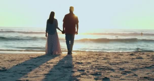 砂浜の日没 男女が手を握り 夏には日付 カップルのために砂の上を歩いている 記念日とロマンスのためのタイの休日の自然の中で愛 日の出と人々 — ストック動画