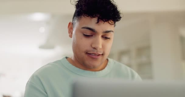 电子邮件 一个男人带着笔记本电脑远程工作 创业或在网上阅读好消息 在互联网 连接或研究中拥有计算机的男性自由工作者的微笑 住房和工作 — 图库视频影像