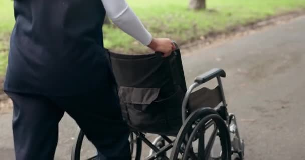 Gehen Gesundheitswesen Und Eine Krankenschwester Mit Rollstuhl Auf Der Straße — Stockvideo