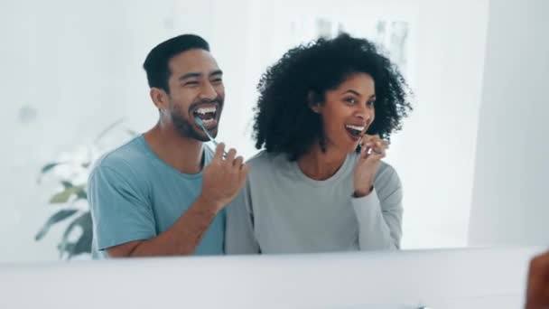 Pasangan Antar Ras Menggosok Gigi Dan Cermin Dalam Rutinitas Pagi — Stok Video
