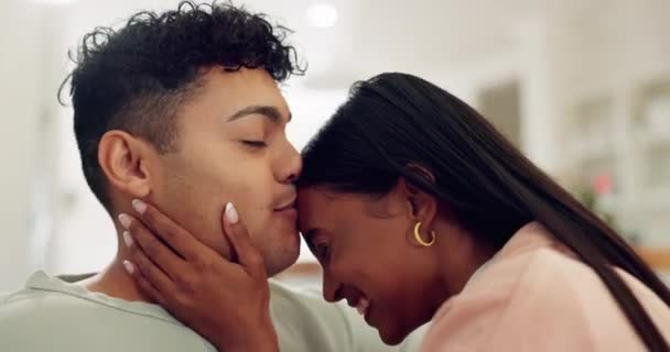 Casal Feliz Sofá Beijar Rir Casa Nova Com Casamento Animado — Vídeo de Stock