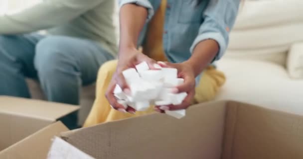 Mains Déménagement Maison Neuve Avec Couple Emballage Dans Boîte Pour — Video