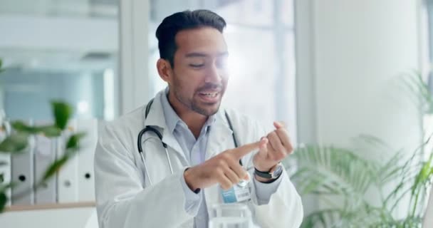 Medico Consulente Medico Uomo Nel Suo Ufficio Ospedale Contando Diagnosi — Video Stock