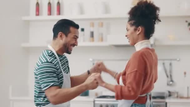 Miłość Uśmiech Para Tańczyć Kuchni Podczas Gotowania Łączenia Zabawy Razem — Wideo stockowe