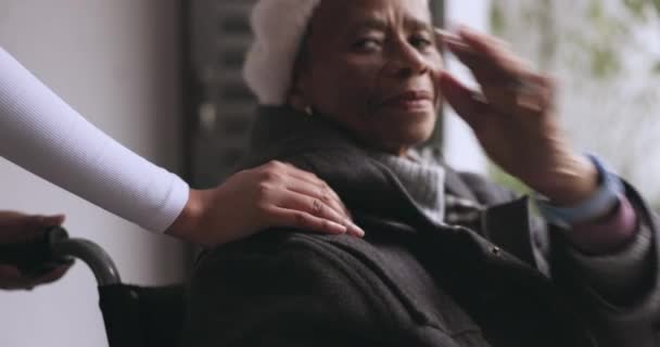 Dłonie Pielęgniarka Staruszka Wózku Inwalidzkim Dla Wsparcia Osoba Starsza Niepełnosprawna — Wideo stockowe