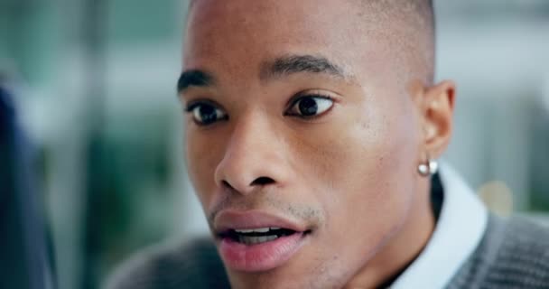 Homem Negro Jovem Chamada Vídeo Rindo Com Contato Comunicação Animado — Vídeo de Stock