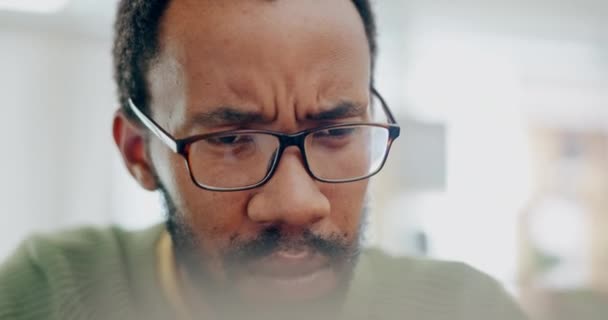 Verwirrt Idee Und Schwarzer Mann Büro Während Einem Kreativen Entwicklungsprojekt — Stockvideo