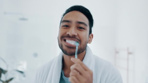 루틴과 건강한 잇몸을위한 화장실에서 남자와 치아를 집에서 신선한 호흡을 돌보는 — 비디오