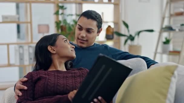 Tablette Détendre Couple Heureux Sur Canapé Maison Pour Recherche Internet — Video