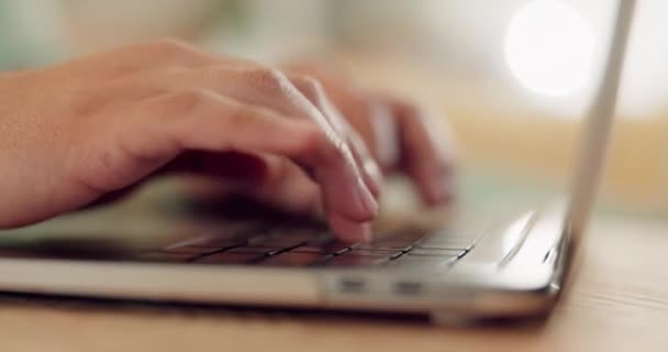 Laptop Tangentbord Händer Och Person Skriva Webbplats Forskning Frilans Blogg — Stockvideo