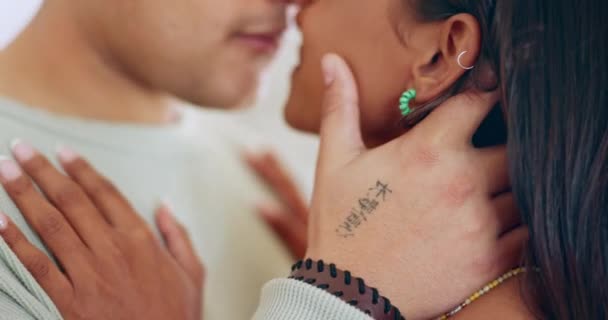 Amar Abrazar Relajarse Con Las Manos Pareja Para Feliz Romance — Vídeo de stock
