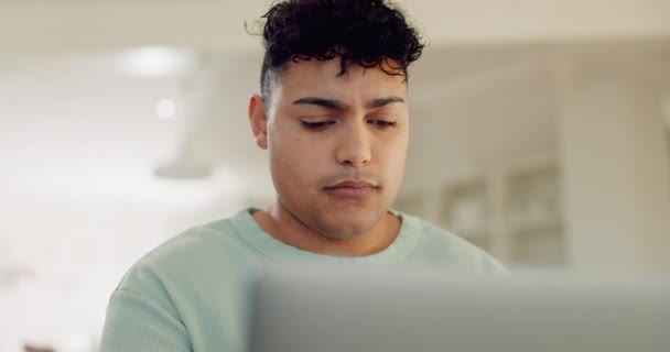 Laptop Gesicht Und Mann Lesen Arbeiten Und Korrekturlesen Forschungsstudie Schulbericht — Stockvideo