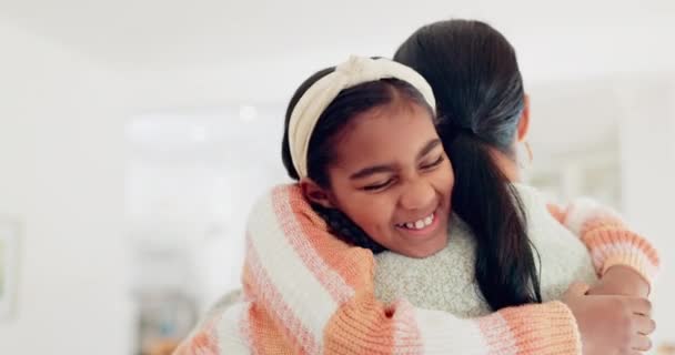 Glücklich Umarmt Und Geliebt Mit Mutter Und Tochter Für Verspielt — Stockvideo