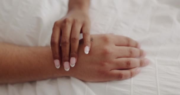 Αγάπη Οικειότητα Και Χέρια Ζευγαριού Στο Κρεβάτι Για Αφή Φροντίδα — Αρχείο Βίντεο