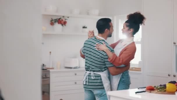 Amor Feliz Casal Dançam Cozinha Enquanto Cozinham Unem Divertem Juntos — Vídeo de Stock