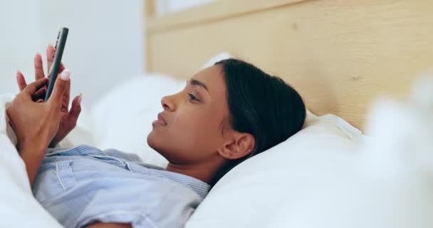 Γυναίκα Κρεβάτι Και Τηλέφωνο Σοκ Άσχημα Νέα Ειδοποίηση Άγχος Λάθος — Αρχείο Βίντεο
