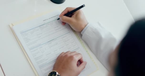 Doctor Hand Schrijven Medische Checklist Overzicht Van Patiënteninformatie Gezondheidszorg Document — Stockvideo