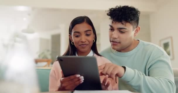 Thuis Glimlach Koppel Met Een Tablet Typen Verbinding Met Netwerk — Stockvideo