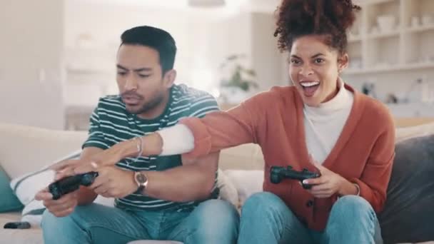 Çift Kumandalı Oyun Kanepe Gülüşme Evde Hile Kör Yarışma Için — Stok video