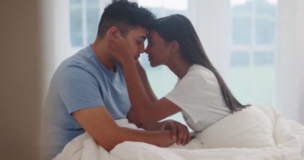 Aşk Sabah Çift Yatakta Yakınlık Ilgi Sevgi Için Evde Sağlıklı — Stok video