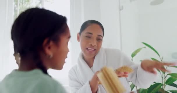 Cantando Escova Mãe Dançando Com Criança Banheiro Preparando Limpando Casa — Vídeo de Stock